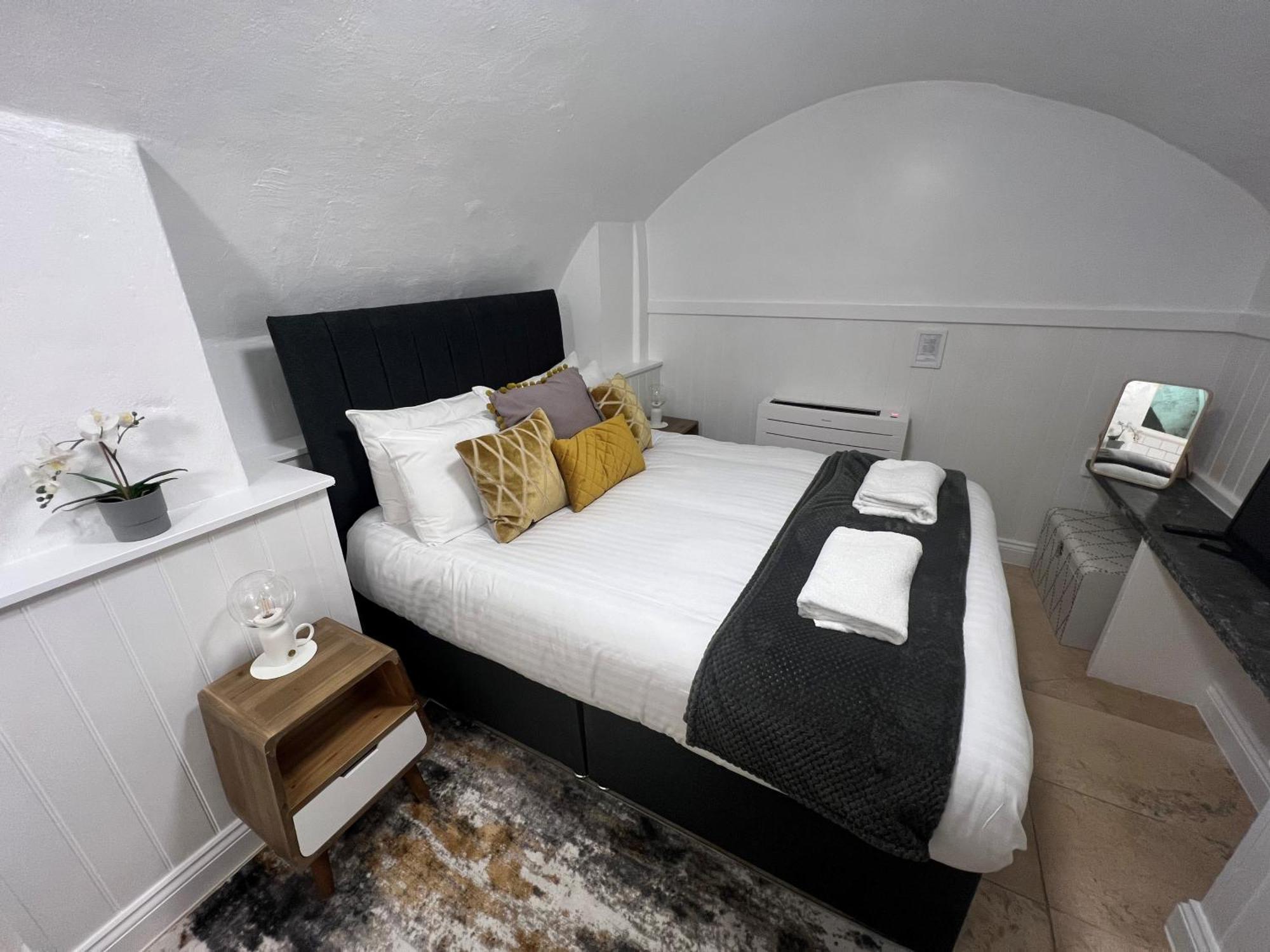 4 Berkeley Square I Your Appartamento *